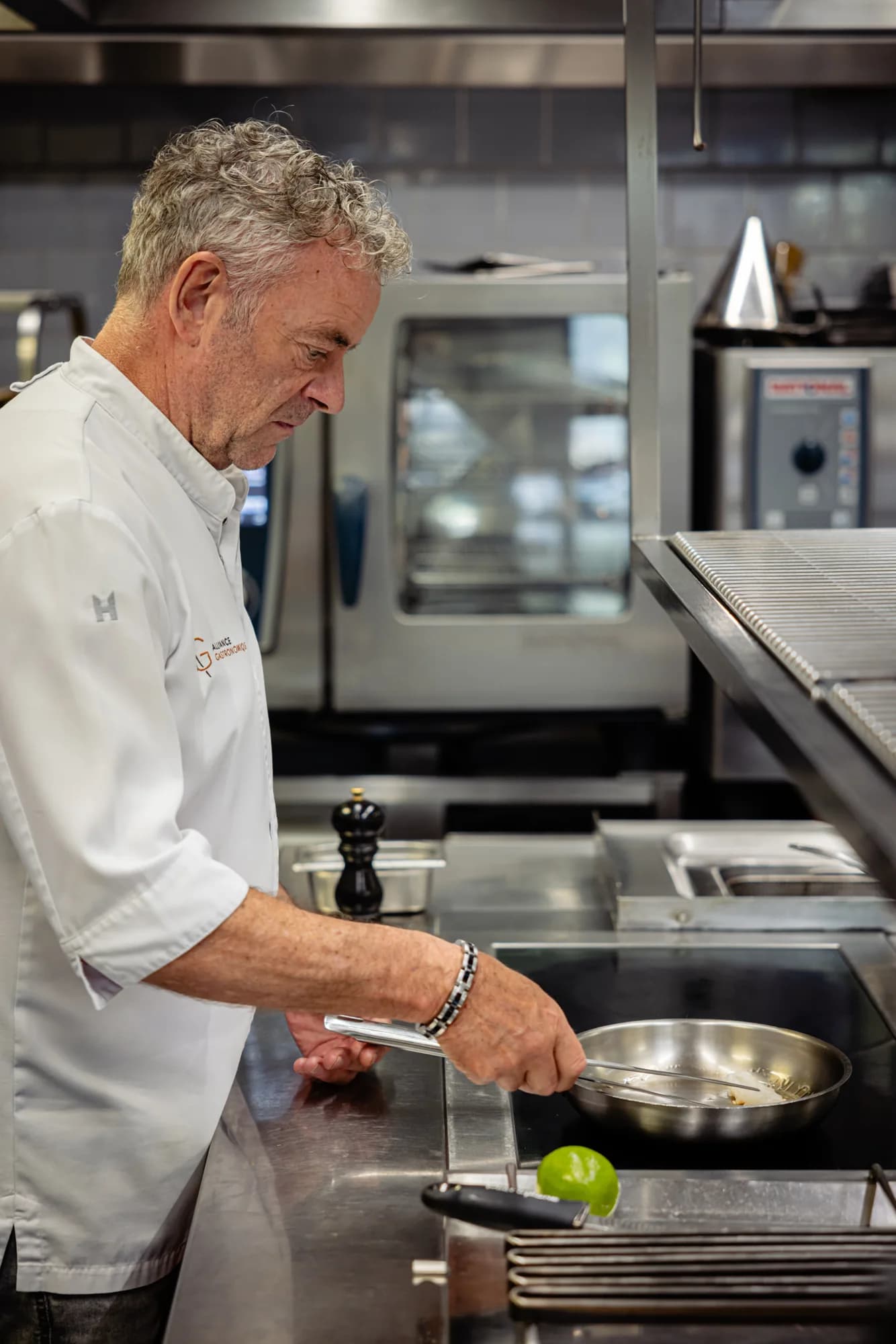Chef-eigenaar Marcel van Zomeren in zijn keuken